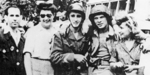 Le sergent-chef, Albert Le Large du groupe de résistance "Jojo Arnaldi", en compagnie d'Eugene Cherry, premier parachutiste américain à entré dans Nice. 