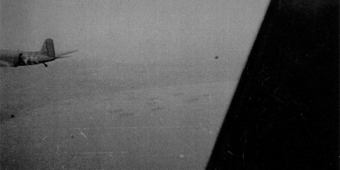 Survolant la côte, le Pvt. Art Helmers de la B Battery du 602nd GFAB prend une photo de l'armada alliée.