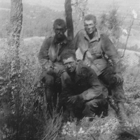 À droite : Le Sgt. Larry Carnes, Pfc. Barney Hekkala et un troisième para de A/517 non identifié sur Roque Rousse. 