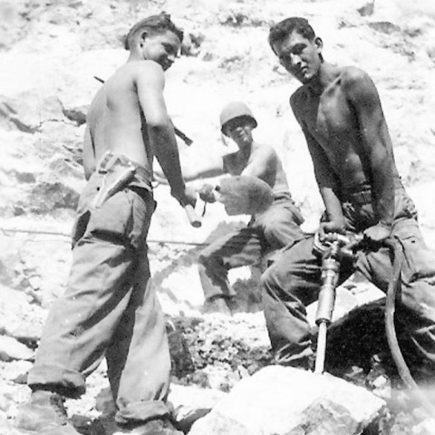 Henri S. Simpson, Harold C. Johnson et William A. Ross de la 596th PCEC réparant la route du Col de Braus.