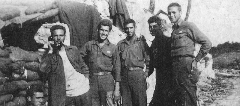 Quelques hommes de A/517 dont le 1st Lt. 'Chopper' Kienlen (au centre) photographié au PC du Major Donald Fraser, commandant en second du 1/517, après les combats de Bloody Stump.