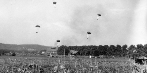 Parachutage de container lors de la mission Eagle le matin du 16 août.