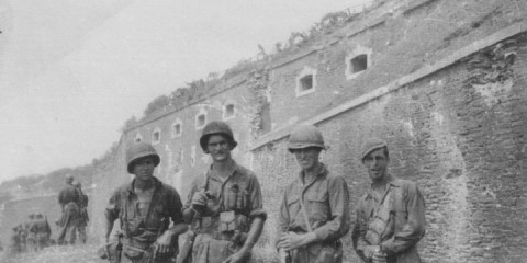 Des Forcement de la 2-1 posant devant le fort de l'Eminence après les combats. Les dégâts du Ramillies sont bien visible.
