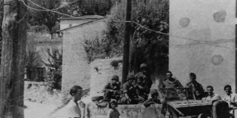 La 1st Airborne Task Force manque cruellement de véhicule lors des premiers jours de l'invasion. Ces parachutistes de F/517 ont récupérés un véhicule allemand. Remarquez le marquage "US 517" peint grossièrement sur le véhicule.