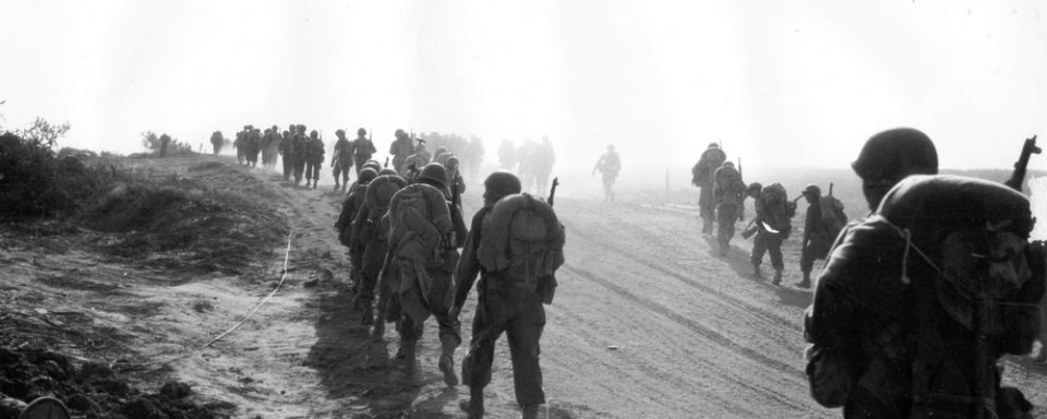 Le 100th Battalion faisant mouvement dans la vallée du Velletri le 28 mai 1944.
