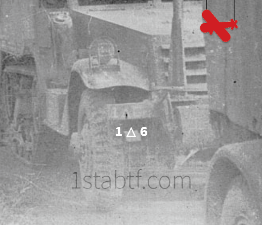 Le 'bumper' de son half-track est visible sur une autre photo au même endroit que la précédente. On voit que le half-track provient du 6th Armored Infantry de la 1st Armored Division.